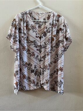 EUC Maurice’s Cream Floral  V- Neck Button Blouse XL